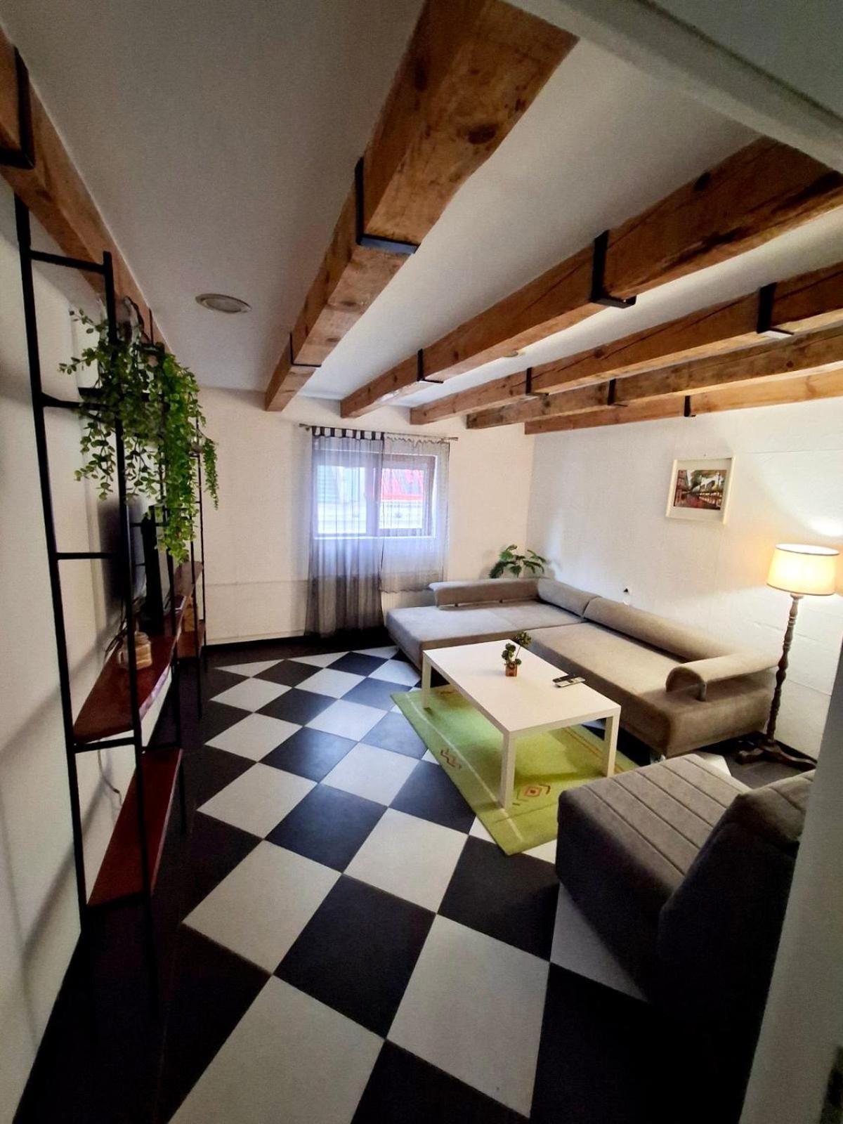 Downtown Apartment Ni Esterno foto